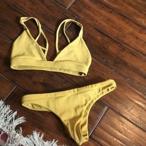 Benoa mustard suit size medium